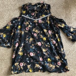 Gimmicks from Buckle Blouse